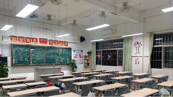 华辉教育照明LED护眼灯具符合中小学教室照明标准要求