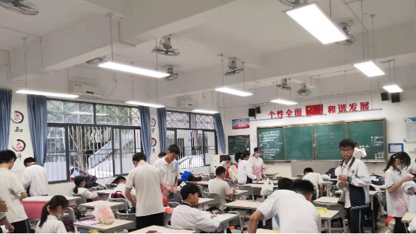 中小学生怎样<i style='color:red'>预防近视</i>呢？近视防控不可忽视的是教室照明