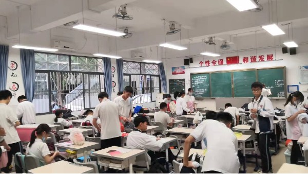 关爱学生，中小学校要从护眼健康的教室照明开始